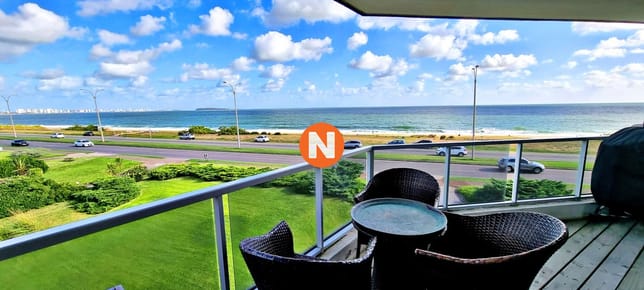 Frente al Mar, 3 dormitorios 3 baños, hermosa vista hacia Punta del Este
