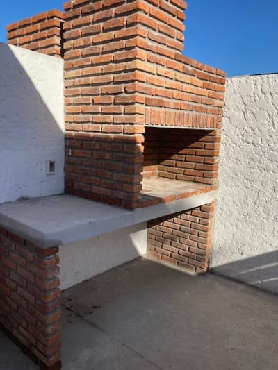 Venta casa con muy buena renta, un dormitorio, patio individual con parrillero y cochera.