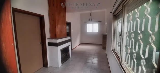 Casa en alquiler, 2 dormitorios, 1 baño, patio, cochera. Sayago.