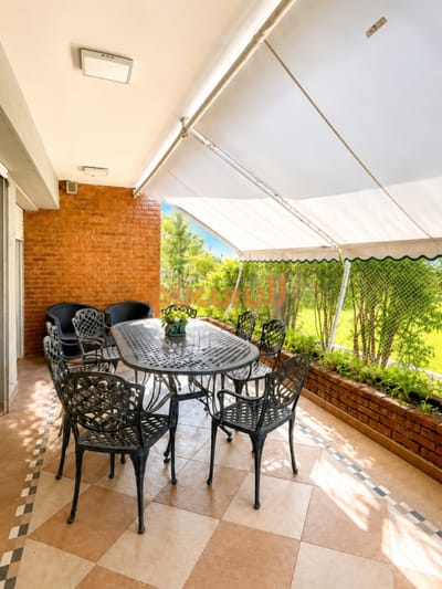 Apartamento en venta playa Mansa de 4 dormitorios y amplia terraza con parrillero propio