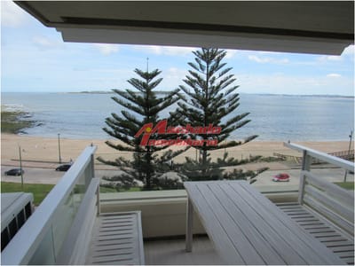 Apartamento en venta frente a playa mansa