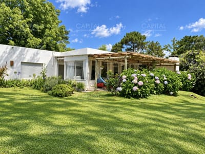 Linda casa en La Barra con gran jardin con piscina