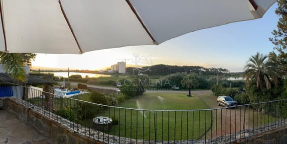Expléndida casa en venta frente a la laguna