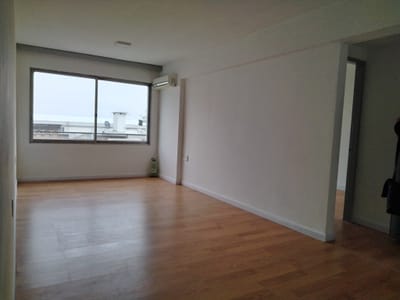 Impecable apartamento, reciclado a nuevo,en zona Centro, a 2cuadras de Rambla y 2 de Plaza Independencia.  y Casa de Gobierno.Piso 5 al frente, luminoso.Admite vivienda u oficina, .Dos dormitorios, baño completo,cocina y lavadero.Vigilancia  y