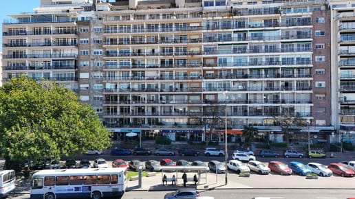 Venta Apartamento En Pocitos Sobre La Rambla Vista Al Mar 4 Dormitorios 4 Baños Garaje