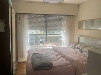 ALQUILER MONO AMBIENTE EN POCITOS, EN PISO ALTO AL FRENTE, CON PORTERIA Y GASTOS COMUNES BAJOS