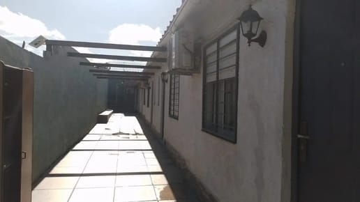 ALQUILER EN SAYAGO, MONO AMBIENTE EN PLANTA BAJA, LATERAL, BARBACOA, PISCINA, COCHERA