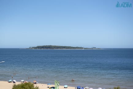 Vende hermoso Penthouse en Playa Mansa con azotea propia en Punta del Este