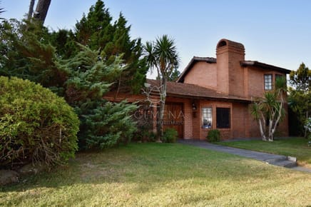 Casa en Playa Mansa de Cuatro Dormitorios en Alquiler Punta del Este