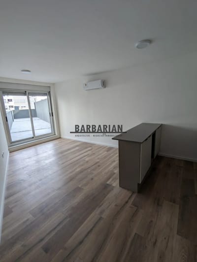 ALQUILER MONOAMBIENTE CON PATIO EN CORDÓN!