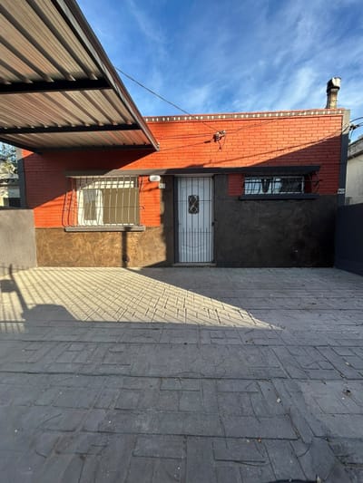 Casa en alquiler c/ cochera en Larrañaga