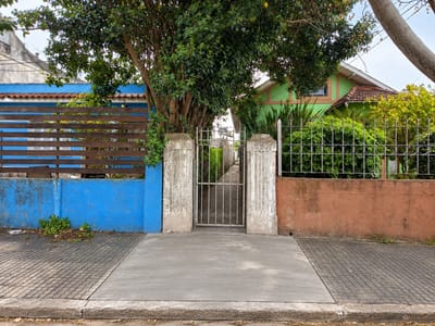 Casa de buena construcción 2 dormitorios con amplio fondo en Sayago