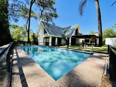 Alquiler Anual de sólida y amplia casa de cinco dormitorios más dependencia de servicio y piscina, Lugano, Punta del Este