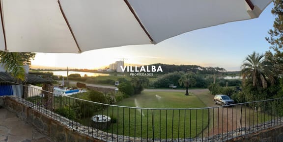 Expléndida casa en venta frente a la laguna
