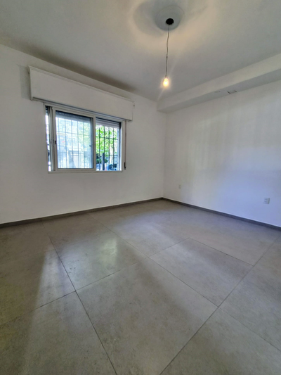 Apartamento reciclado a nuevo, sobre Av. Rivera. P B al frente. 2 dormitorios