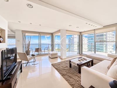 EXCLUSIVO APARTAMENTO EN PARADA 7 DE PLAYA MANSA CON VISTA AL MAR