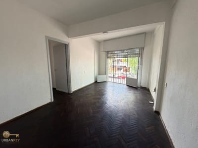 Alquiler apartamento 2 dormitorio, primer piso por escalera con balcón - La Teja