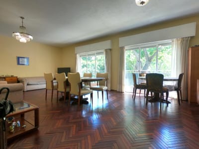 Hermosa Casa de altos en Jacinto Vera de 3 dormitorios y 2 baños, con 2 terrazas, parrillero y cochera, cercana a Nuevo Centro Shopping.