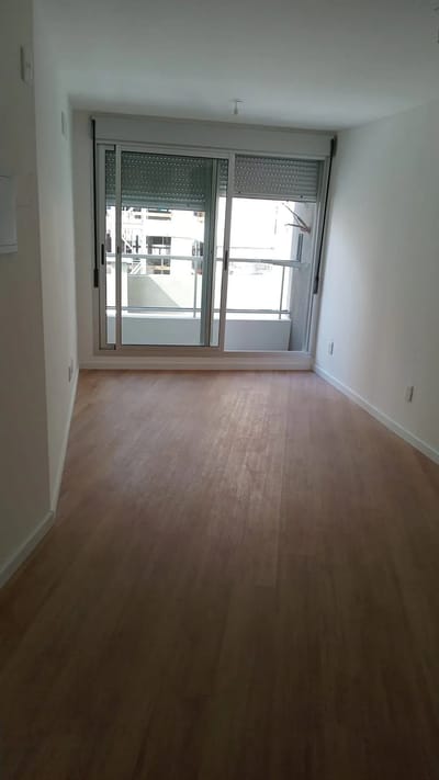 ALQUILER EN TRES CRUCES, 1 DORMITORIO, PISO 3 AL CONTRA FRENTE CON BALCON, SUM, PORTERIA, LAVADERO