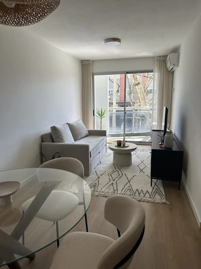 ALQUILER AMUEBLADO EN POCITOS DE 1 DORMITORIO, PISO 1 AL FRENTE CON BALCON, BARBACOA, LAVADERO