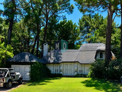 Chalet de 4 dormitorios, piscina y parrillero en venta, Zona tranquila. Punta del Este.