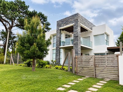En alquiler casa 5 dormitorios con piscina en Rincon del Indio, playa brava, Punta del Este.