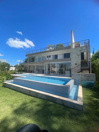 Exclusiva Residencia en Aqua Village: Lujo y Prestigio en la Doble Avenida Principal del Condominio Más Exclusivo de San Bernardino.