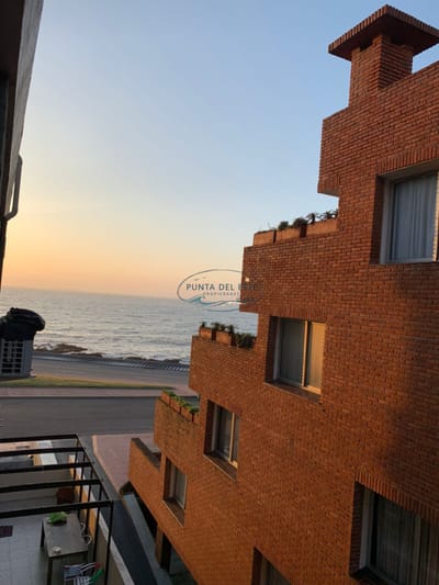 Apartamento en venta, Punta del este, frente a playa de los Ingleses