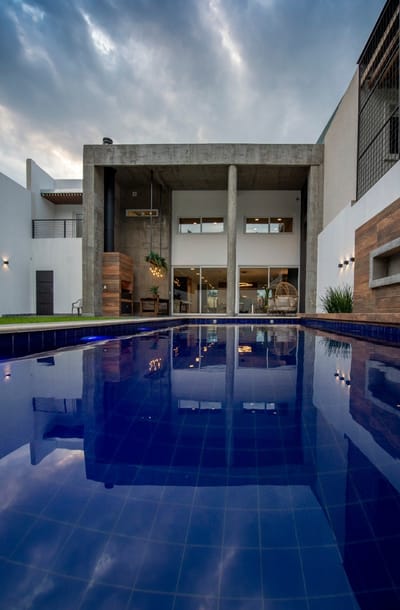 Casa Moderna con Piscina y Jardines en Alquiler, Luque - Diseño Arquitectónico Vanguardista