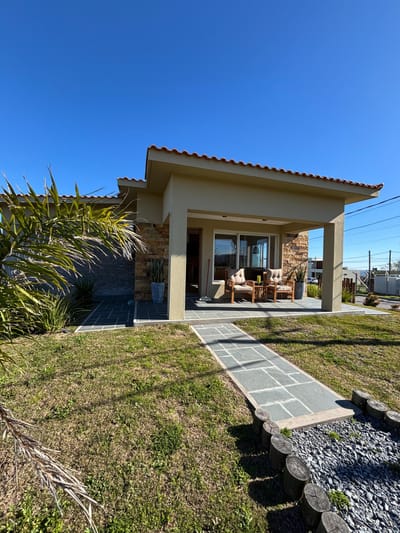 Casa Venta 2 Dormitorios con vista al mar en Punta Colorada, con quincho y deck