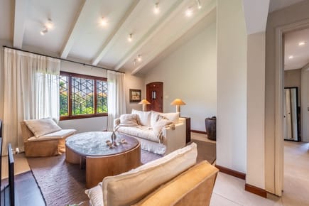 Exclusiva Casa En Venta En Carrasco Sur 3 Dormitorios + 3 Baños, Parrillero + Estufa A Leña.
