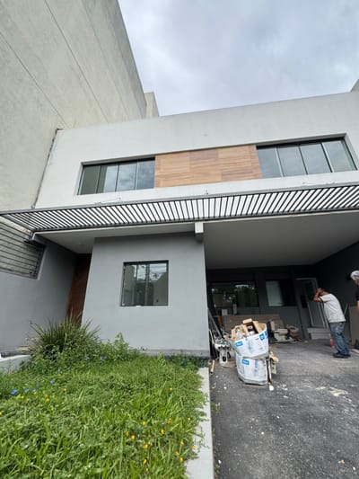 Alquilo casa sobre Avda Primer Presidente