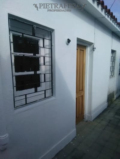 Casa en venta con renta - 2 dormitorios 1 baño con patio - Cochera - Av. Corrientes - Maroñas