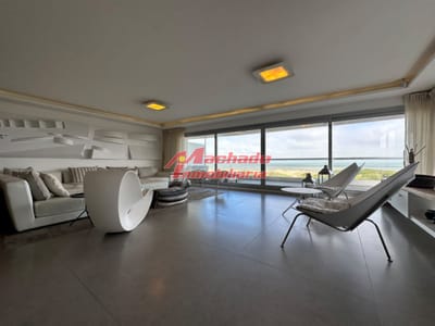 Apartamento en venta en venta. Primera linea de la Brava. Edificio de categoria