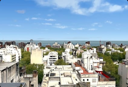 Exclusivo Apartamento de Lujo en Alquiler: 1 Dormitorio con Vistas Panorámicas al Mar desde Piso Alto, Ubicación Privilegiada en 18 de Julio y Río Negro.