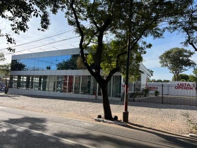 ALQUILO IMPORTANTE SHOWROOM EN ESQUINA SOBRE AVDA. MCAL LÓPEZ