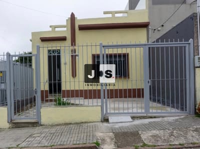 Alquilo casa dos dormitorios en Buceo con cochera
