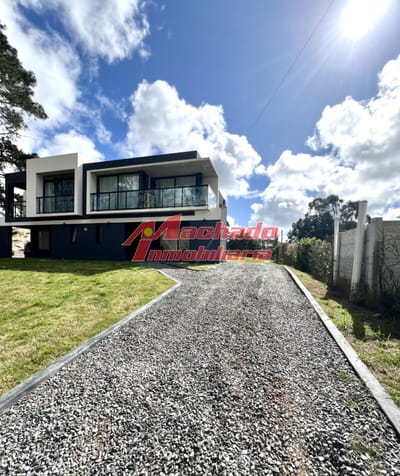 Moderna casa, casi a estrenar, en alquiler de verano, en Punta del Este.