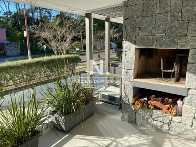 Apartamento con parrillero propio en venta en Punta del Este