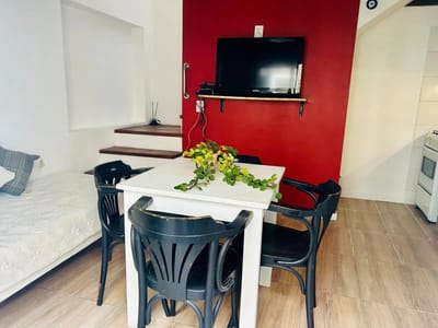 ALQUILER AMUEBLADO EN POCITOS, DUPLEX DE 1 DORMITORIO Y 2 BAÑOS, PATIO, GASTOS INCLUIDOS EN PRECIO