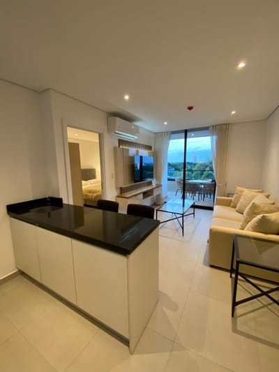 Alquiler Exclusivo: Departamento de 1 Dormitorio Completamente Amoblado, Ubicación Premium en Av. Molas López, a pasos del Shopping del Sol