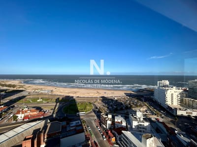 Apartamento frente al mar en Edificio El Torreón - Playa Mansa, Punta del Este de 3 dormitorios