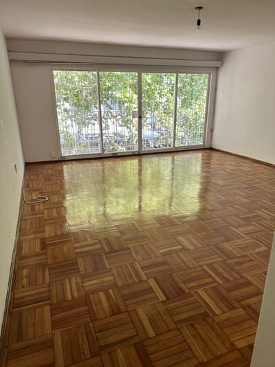 Oportunidad!! Vendo hermoso apartamento de 3 dormitorios, 2 baños y balcón en el Centro a metros de la Rambla.