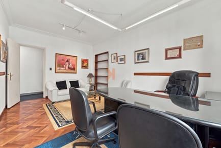 Venta de Oficinas Luminosa con terraza al frente en ciudad vieja