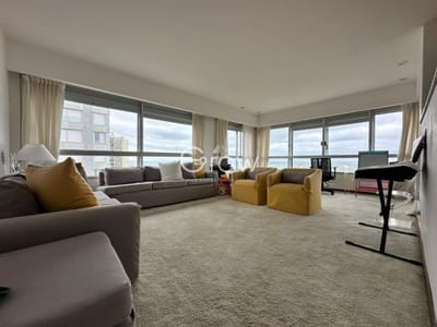 Apartamento en Punta del Este frente a la Brava