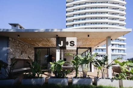 Alquiler de apartametno de 2 dormitorios amoblado en Carrasco c/cochera