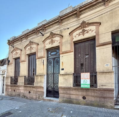 Gran Oportunidad!! Vendo casa de 160m2 con renta líquida de $40.000!!    De 5 dormitorios y amplia azotea de uso exclusivo en La Comercial!