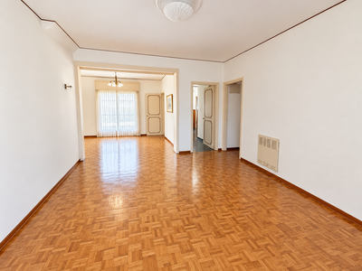 Casa En Venta En Malvín, 3 Dormitorios + Servicio, 2 Baños Completos, barbacoa Con Parrillero, Garaje Y Cochera.