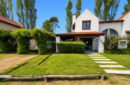 Casa en Barrio privado con piscina y cancha de tenis.Zona Pinares