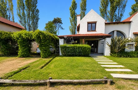 Casa en Barrio privado con piscina y cancha de tenis.Zona Pinares